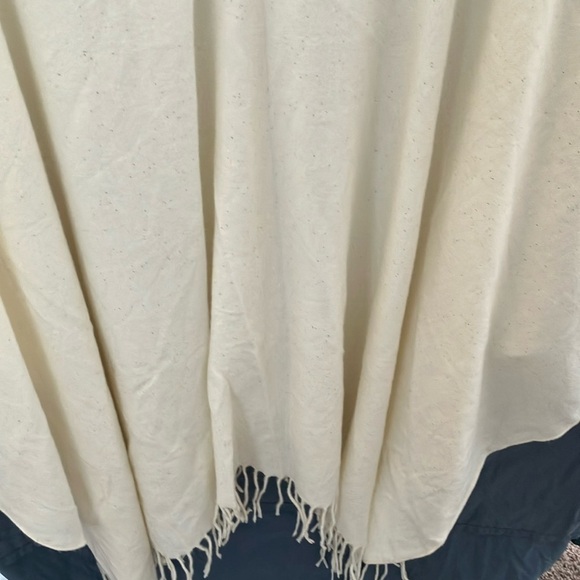 Jessica McClintock Cream/Gold glitter sparkle SHAWL with golden closing clasps- - Picture 7 of 16